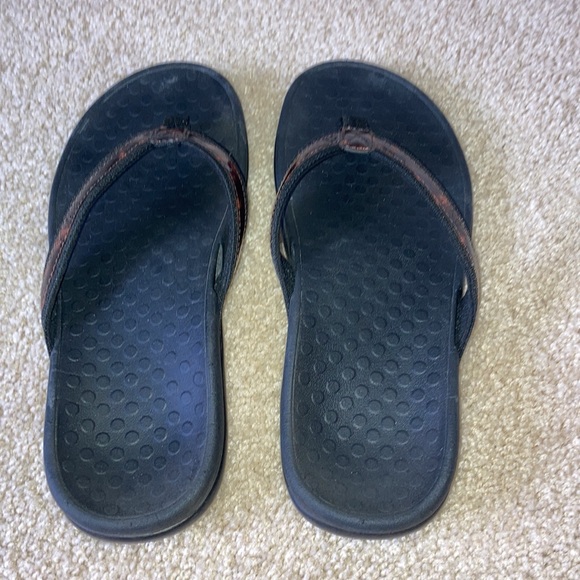 Vionic Size 8 Tortoiseshell, print straps.  Only worn a few times! - Picture 4 of 7